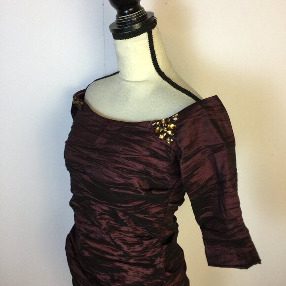 Alex Evenings Mini Sheath Dress Size 8 Womans Maroon Beaded Crinkle Off Shoulder - Picture 14 of 14